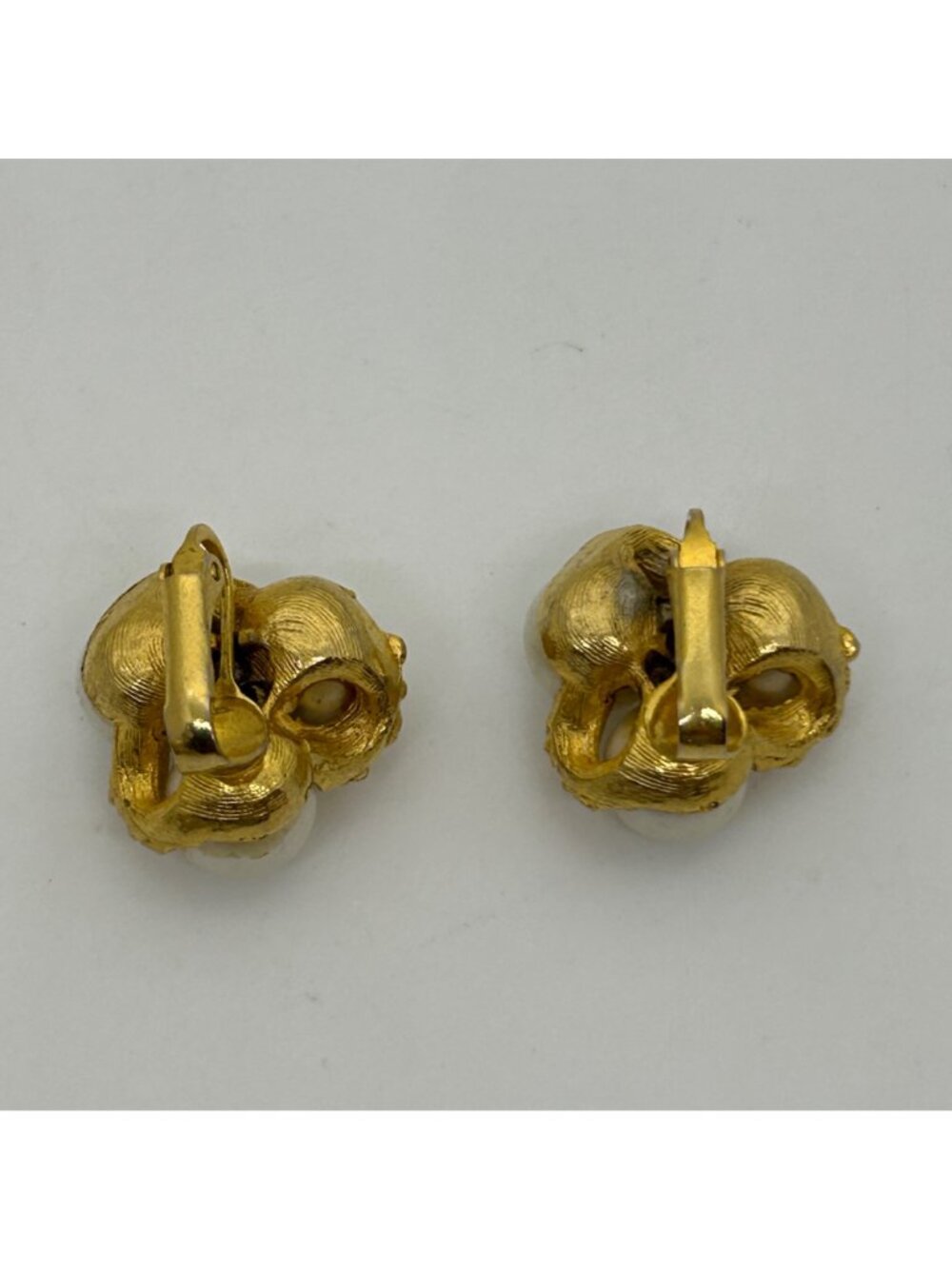 Faux Pearl Cluster Clip-On Earrings Textured Gold-Tone Three Bead Retro Vintage - Picture 8 of 8
